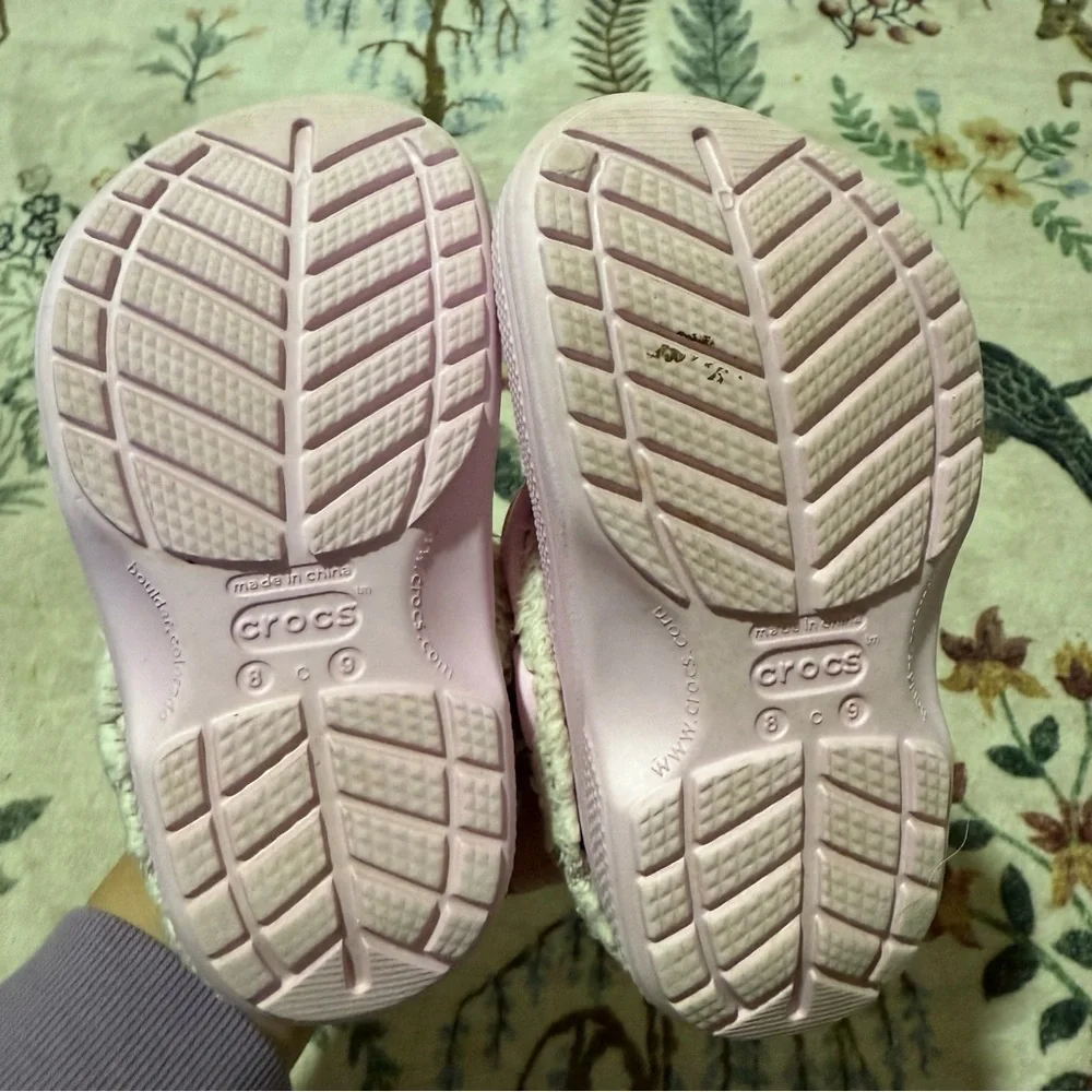 CROCS pink Fuzzy Lined Clogs size 9